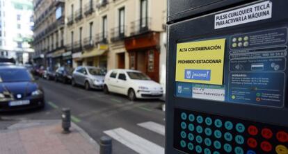 Un parquímetro prohíbe estacionar por alta contaminación a los no residentes.