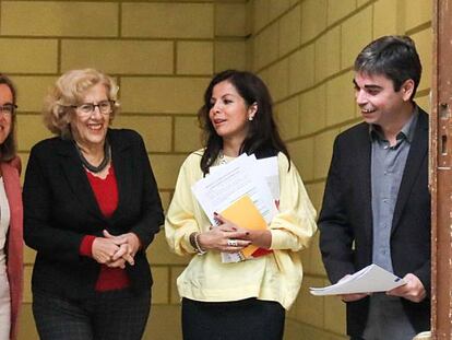 De izquierda a derecha, Purificación Causapié, Manuela Carmena, Érika Rodríguez y Jorge García Castaño, a su llegada a la presentación de los presupuestos.