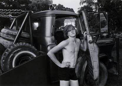 'Donald York, Jr. junto a la camioneta de su padre', Millerton, Nueva York, 1974.