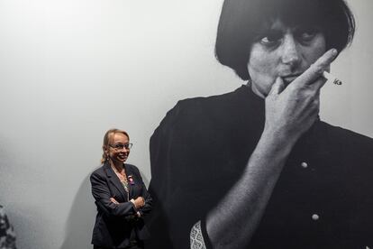 Rosalie Varda, junto a retrato de su madre en su retrospectiva en el CCCB