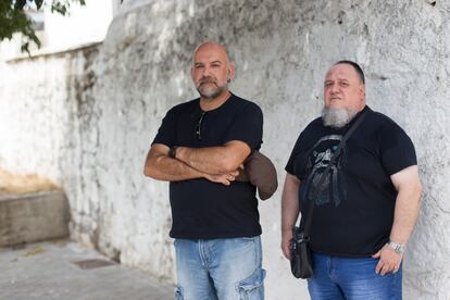 Carlos López Nieto (derecha) y Gerardo Díaz, familiares de Felipe Molpeceres, fusilado en Colmenar Viejo.