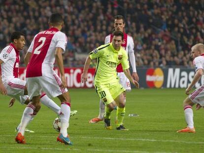 Messi, rodeado de defensores del Ajax. 