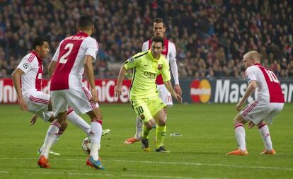 Messi, rodeado de defensores del Ajax.