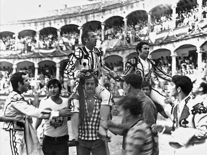 Los diestros Antonio Ordóñez (i) y Paquirri (d) son sacados a hombros de la plaza de Ronda, al finalizar la corrida goyesca en 1973.