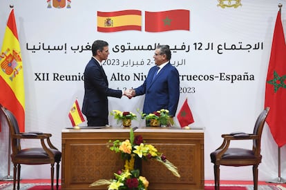El presidente del Gobierno, Pedro Sánchez (izquierda), saluda al jefe de Gobierno del Reino de Marruecos, Aziz Ajanuch, con motivo de la cumbre bilateral