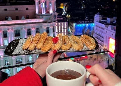 Los churros con chocolate en Ella Sky Bar, en una imagen cedida.