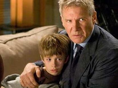 Harrison Ford y el niño Jimmy Bennett, en <i>Firewall</i>.
