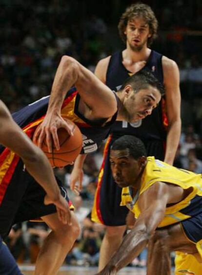 Navarro penetra a canasta ante la mirada de Pau Gasol.