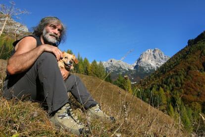 El autor italiano Mauro Corona publica en España 'Fantasmas de piedra'.