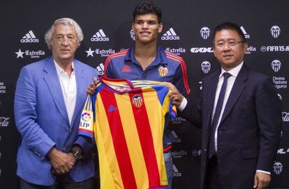 Danilo Barbosa posa con los directivos del Valencia CF.