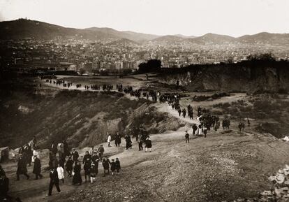 Multitud de perosnas subiendo a merendar en las fuentes, entre 1910 y 1920, en una imagen de autor desconocido.