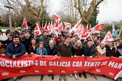 El candidato socialista a la presidencia de la Xunta de Galicia, José Ramón Gómez Besteiro (centro), participa en la manifestación de este domingo en la capital gallega.