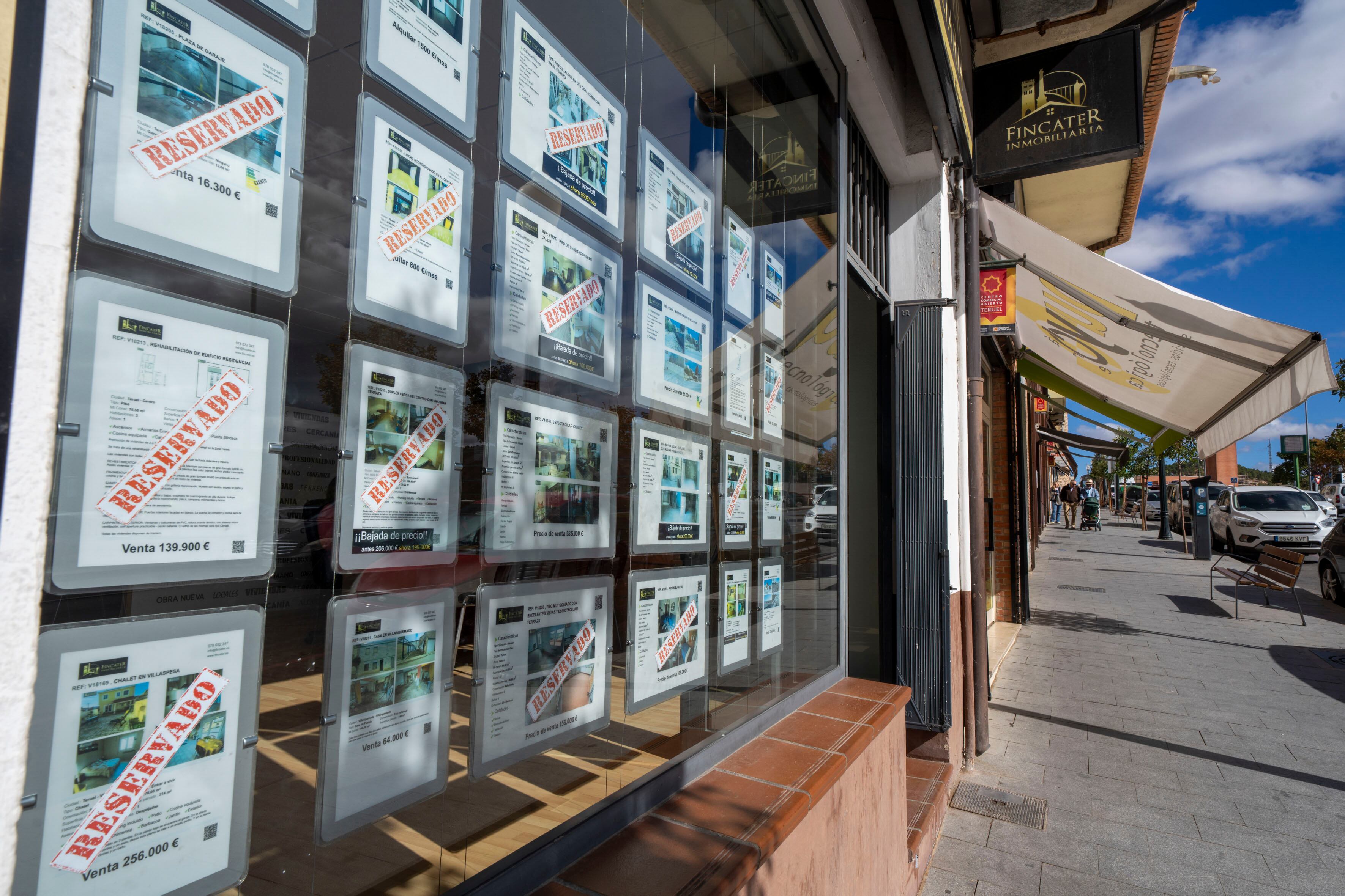 Escaparate de una oficina inmobiliaria en Teruel.