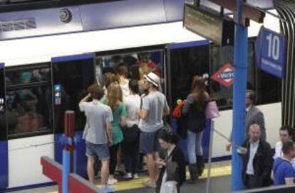 Numerosas personas intentan acceder al interior del metro en la estación de Príncipe Pío, en Madrid. EFE/Archivo