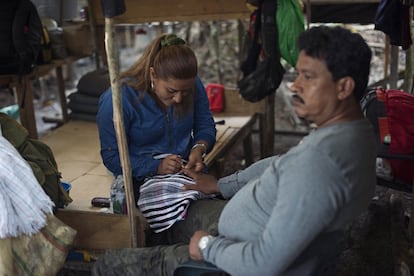 Los comandantes no se privan de nada. Alias Orlando, jefe del Frente 49, aprovecha para hacerse la manicura en el campamento.