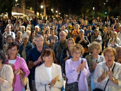 Cientos de personas participaban el martes del minuto de silencio por las víctimas, celebrado frente al Ayuntamiento de Lloret de Mar, en Girona.