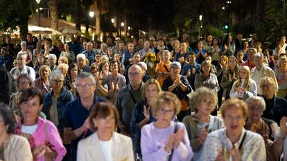 Cientos de personas participaban el martes del minuto de silencio por las víctimas, celebrado frente al Ayuntamiento de Lloret de Mar, en Girona.