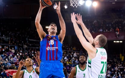 Oriola lanza entre Webster y Milaknis, durante el partido entre el Barcelona y el Zalgiris