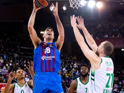 Oriola lanza entre Webster y Milaknis, durante el partido entre el Barcelona y el Zalgiris. / (FCBbasket)