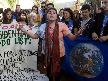 Varios j&oacute;venes de Estados Unidos animan a luchar por &quot;la justicia clim&aacute;tica&quot; tras la victoria de Donald Trump, este mi&eacute;rcoles en la sede de la COP22, en Marrakech. 