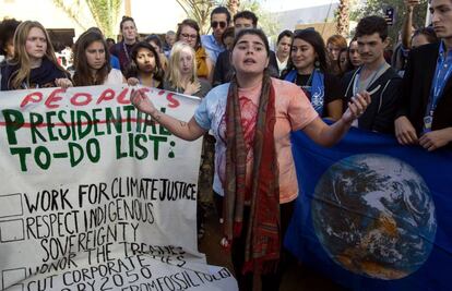 Varios j&oacute;venes de Estados Unidos animan a luchar por &quot;la justicia clim&aacute;tica&quot; tras la victoria de Donald Trump, este mi&eacute;rcoles en la sede de la COP22, en Marrakech. 