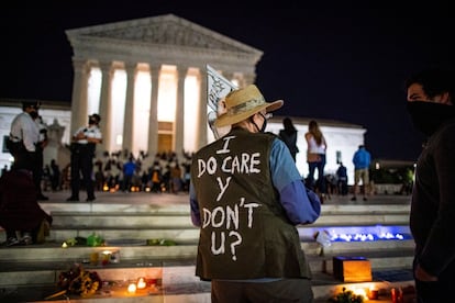 Homenaje improvisado frente al Tribunal Supremo de la ciudad de Washington tras la muerte de la juez Ruth Bader Ginsburg.