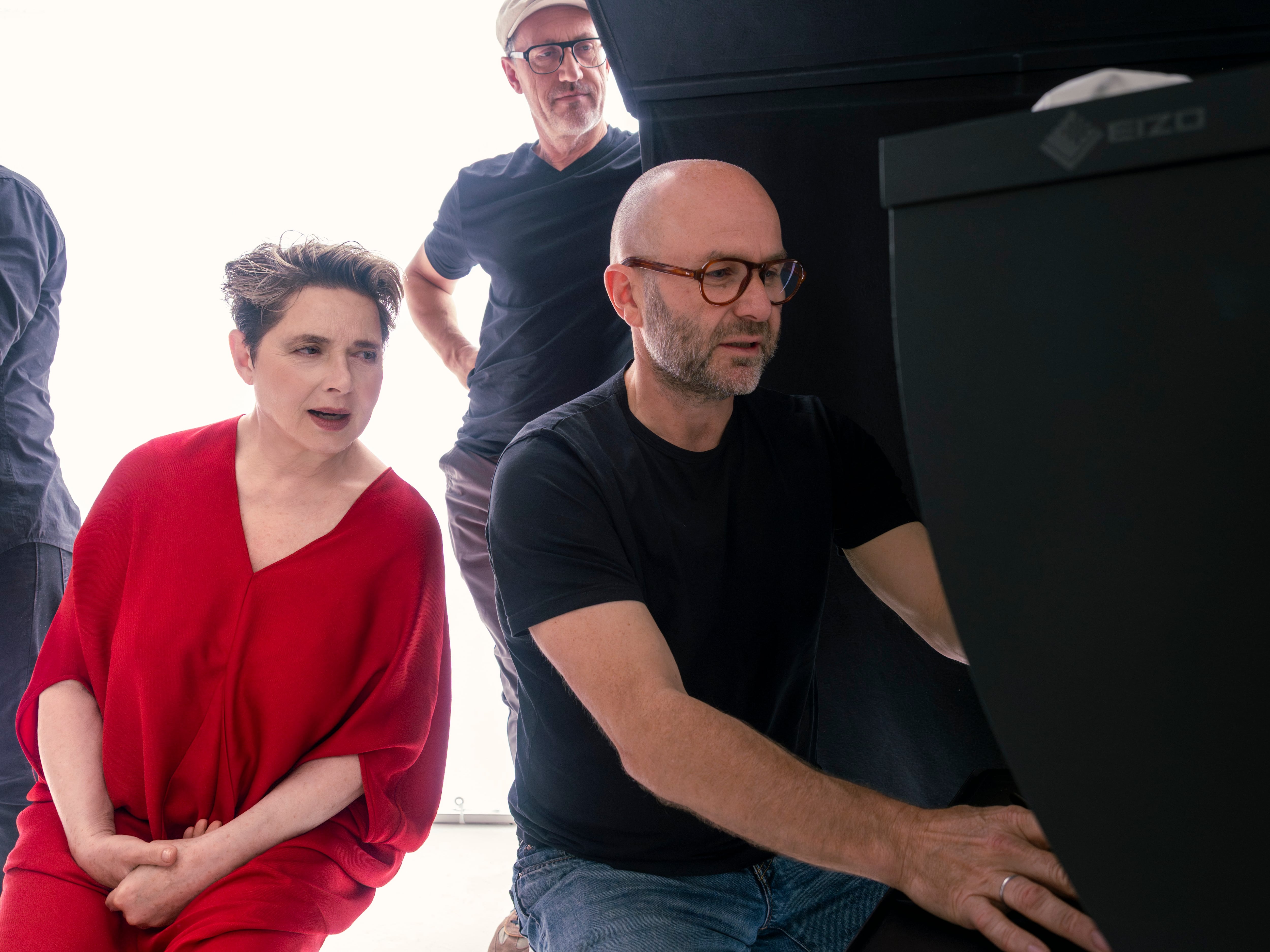 Entramos en el set del calendario Pirelli 2026: surrealismo digital con estética analógica (y una pecera) 6 Isabella Rossellini chequeando junto a Sølve Sundsbø cómo está quedando su sesión de fotos.