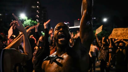 Manifestantes protestam contra o racismo e o assassinato de George Floyd, em Austin, no Texas, na noite de domingo.