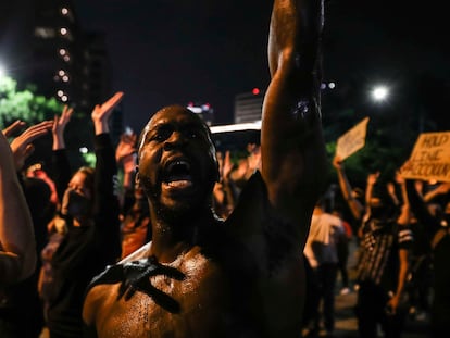 Manifestantes protestam contra o racismo e o assassinato de George Floyd, em Austin, no Texas, na noite de domingo.