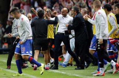 Abelardo celebra el empate del Sporting ante el Real Madrid