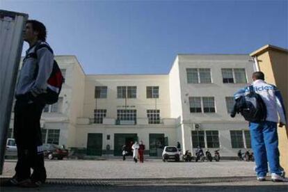 Fachada del instituto de enseñanza secundaria Isla de León, en San Fernando (Cádiz).