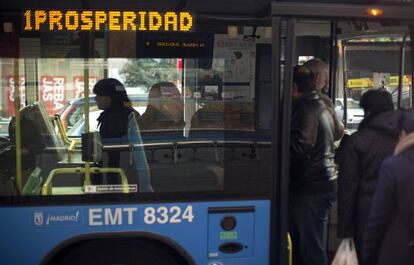 Varios viajeros suben a un autobús municipal de la EMT con dirección al barrio de Prosperidad.