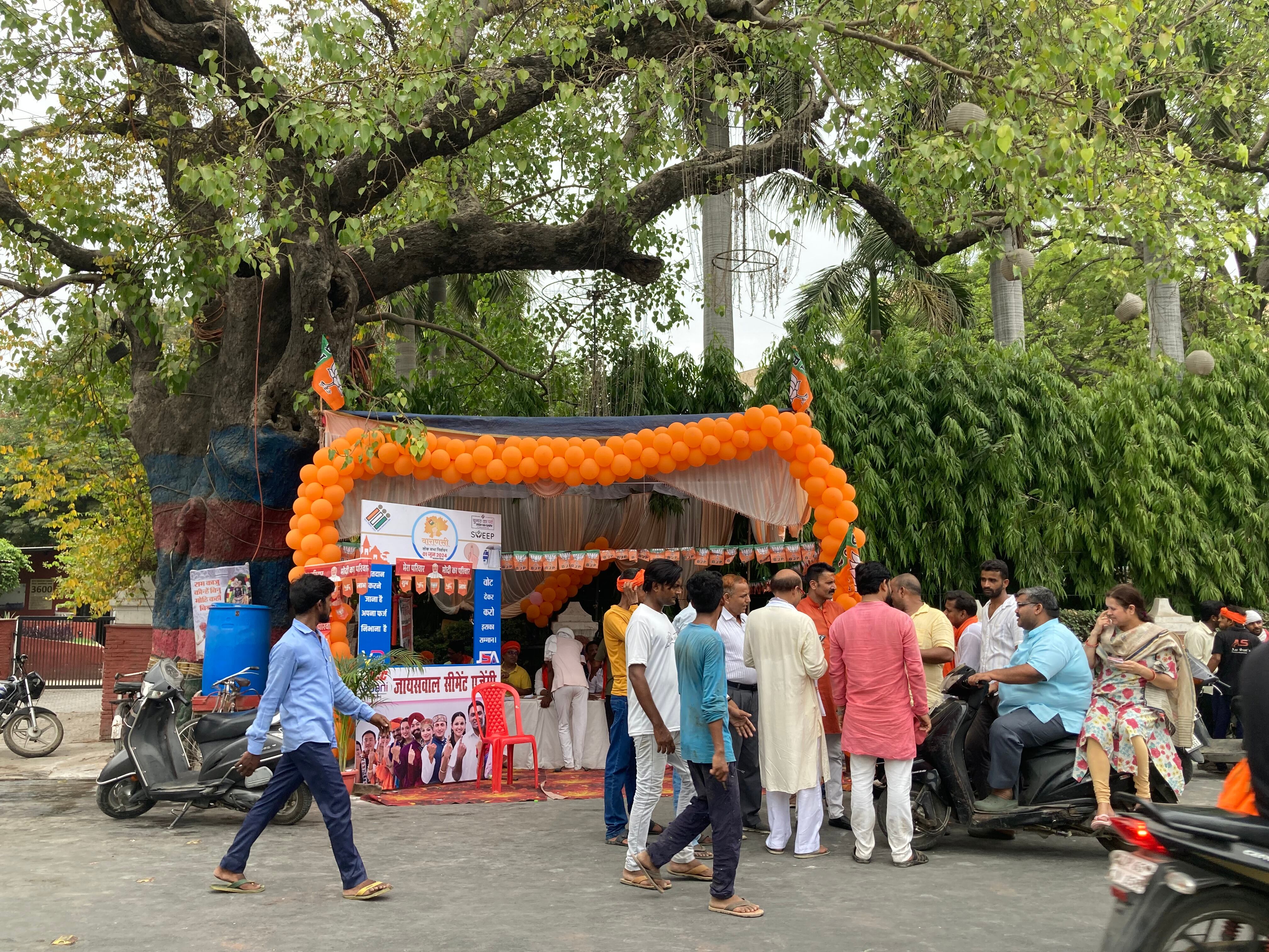 Puesto de atención al votante del Bharatiya Janata Party (BJP), partido del primer ministro, Narendra Modi, en Benarés, durante la jornada electoral del sábado 1 de junio. 