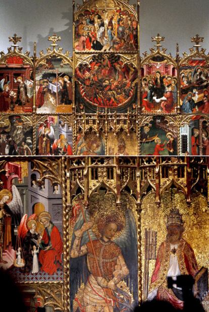 Arriba, el retablo de san Miguel y san Pedro de Cirera y Despuig, en su nueva ubicación. Abajo, el de san Miguel de Joan Mates.
)