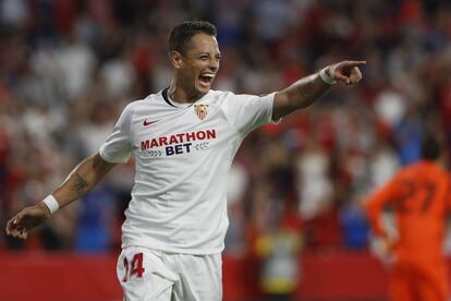 Chicharito celebra su gol ante el Apoel.
