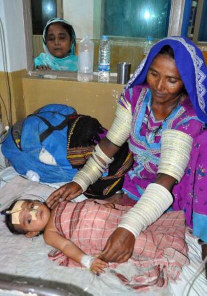 Una mujer con su hija en el hospital de Hyderabad (Pakistán) hace un mes durante un brote de diarrea y neumonia infantil.