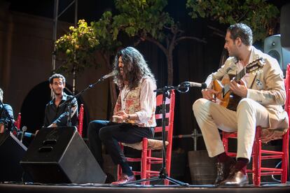 El cantaor Israel Fernández, durante su actuación en el ciclo jerezano 'Solera y Compás', junto al guitarrista Diego del Morao.