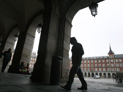 En la Plaza Mayor de Madrid, en una de las pensiones de esa zona, se cobija Martín Navarro cuando llega de París buscando a Erika Walter.