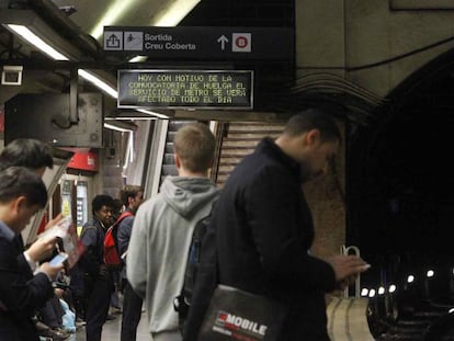 Aglomeraci&oacute;n de pasajeros en el Metro de Barcelona, durante una jornada de huelga.