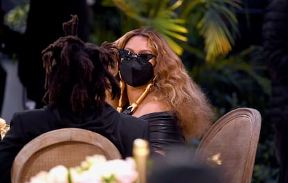 En los primeros Grammy presenciales celebrados tras la irrupción de la covid, los de 2021, Beyoncé demostró que la crisis mundial solo había avivado sus pulsiones estilísticas. Los increíbles pendientes gigantes de Schiaparelli con los que hizo acto de presencia fueron muy comentados.