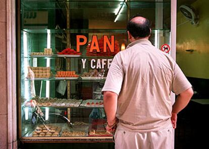 El paquistaní Javid, frente a su pastelería en el centro de Barcelona.