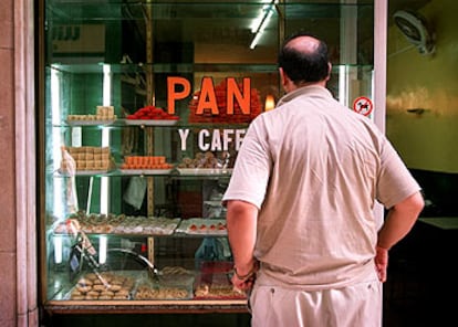 Un hombre paquistaní, frente a su pastelería en el centro de Barcelona.