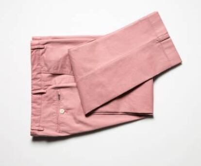 Josie piensa que estos pantalones Hackett son todo un clásico primaveral. "El color ‘millennial’ puede ser de lo más favorecedor", afirma. P.I. 125€/ P.V. 83€.