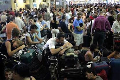 Los pasajeros formaron largas colas a lo largo del día en el aeropuerto de El Prat de Barcelona para intentar facturar sus equipajes.