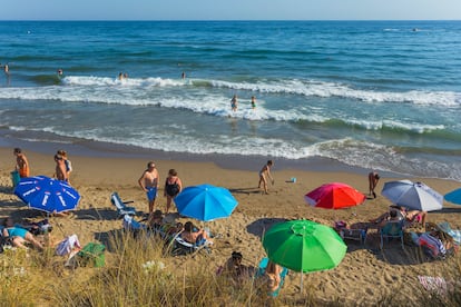 Bañistas en la playa Real de Zaragoza, en Marbella (Málaga).