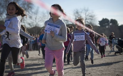 Ni&ntilde;as corriendo ayer el Cross Escolar de Navidad por la Casa de Campo. 