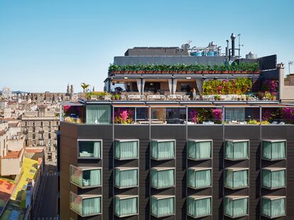 The Roof en The Barcelona Edition. Exterior view with El Born neighbourhood backdrop