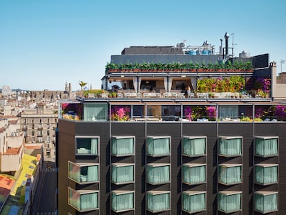 The Roof en The Barcelona Edition. Exterior view with El Born neighbourhood backdrop