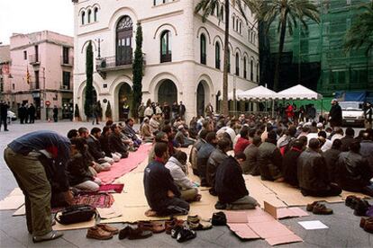 Un grupo de musulmanes rezando ayer al mediodía en la plaza de la Vila de Badalona.