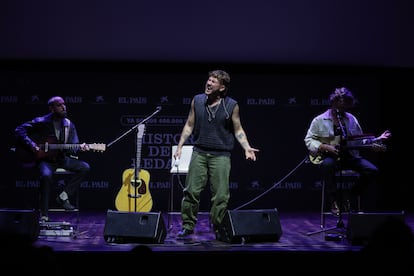 El cantante Dani Fernández cantando un tema de Supersubmarina.